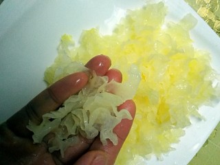 1、冰糖雪梨银耳红枣羹,银耳提前泡软，洗干净掰成小片