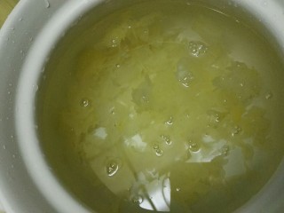 2、冰糖雪梨银耳红枣羹,放在沙锅中加入水