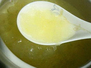 6、冰糖雪梨银耳红枣羹,这个是炖一个多小时的状态，出胶了