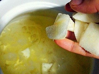 7、冰糖雪梨银耳红枣羹,把切好的雪梨放进去，继续炖20～30分钟左右，