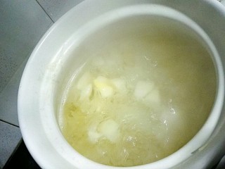 8、冰糖雪梨银耳红枣羹,煮几分钟的状态
