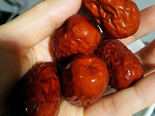 9、冰糖雪梨银耳红枣羹,继续加入红枣