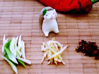 2、海鲜烩年糕,葱姜切丝备用……