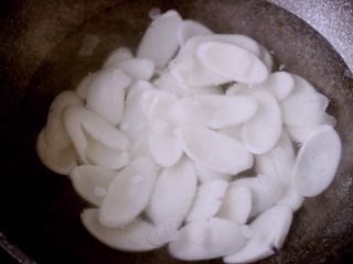 5、海鲜烩年糕,锅中倒入适量的清水烧开、以年糕为例、把年糕和所有的食材也都焯水捞出沥干备用……