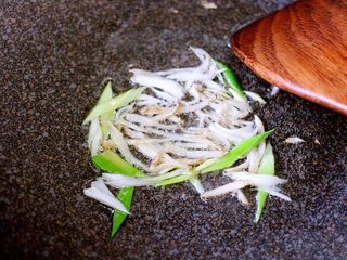 6、海鲜烩年糕,炸出香味的食用油烧热以后、加入葱姜丝爆出香味……