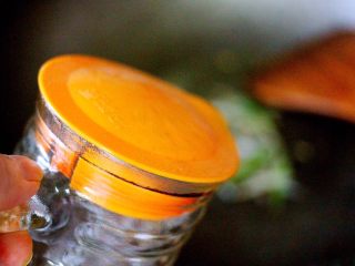 7、海鲜烩年糕,加入生抽煸炒