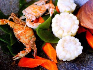 9、海鲜烩年糕,再加入其它食材继续煸炒、海蛎子要最后放、因为放早了、海蛎子就老了、口感会发柴的哟……