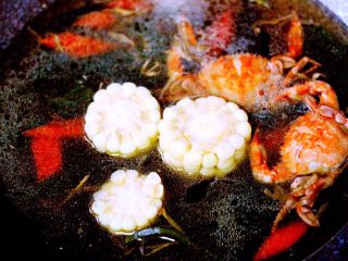 10、海鲜烩年糕,倒入适量的清水大火烧开