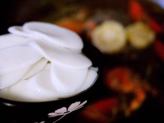 11、海鲜烩年糕,倒入焯好水的年糕