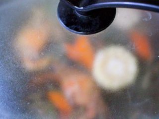 12、海鲜烩年糕,大火继续烧开转小火煮2分钟