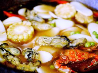 13、海鲜烩年糕,加入海蛎子、盐和鸡精调味