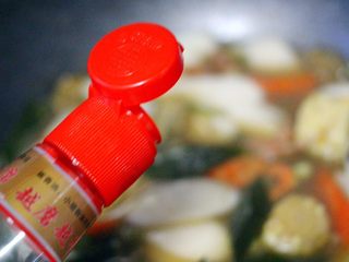14、海鲜烩年糕,烧开锅后淋上芝麻油即可……