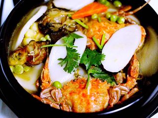 15、海鲜烩年糕,盛入器皿里、撒上香菜末即可……