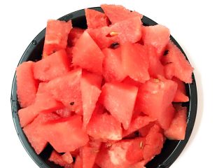 1、西瓜汁,将西瓜切成合适大小