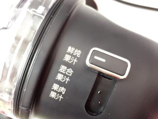 2、西瓜汁,选择鲜纯果汁。这样果汁口感细腻，更利于果渣排出。这个档位适合带籽的西瓜。