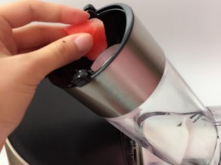 3、西瓜汁,按下启动键，将西瓜放入进料筒。