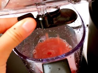 4、西瓜汁,打开出汁嘴