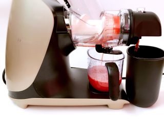 5、西瓜汁,工作中的原汁机