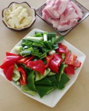 1、农家小炒肉,五花肉洗净、切片，青红椒切块，青葱切段，蒜切片，姜切末；