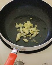 2、农家小炒肉,锅烧热，倒入少许油，油热后，放入姜蒜末爆香；