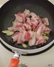 3、农家小炒肉,倒入切片的五花肉；