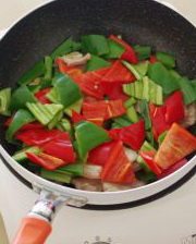 5、农家小炒肉,翻炒均匀，加入青红椒；