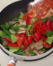 6、农家小炒肉,继续炒匀，加入剁椒；