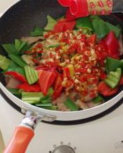 7、农家小炒肉,加入生抽；