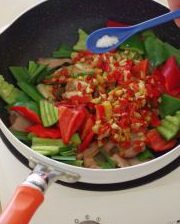 8、农家小炒肉,加入少许鸡精，翻炒均匀即可。