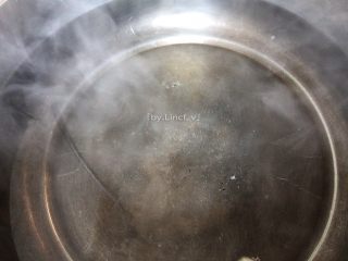 7、鲫鱼豆腐汤,汤锅放入适量清水煮开