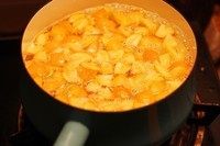 3、金桔蜜,金桔和水1:1的份量是正好盖过金桔面，冰糖200g，砂糖100g同小火煮40分钟~自然放凉后放入热水烫过的玻璃瓶保存~