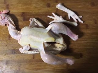 1、砂锅盐焗鸡,麻公鸡清洗干净后沥干水分,剁掉鸡爪。