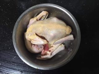 2、砂锅盐焗鸡,用盐焗鸡粉里里外外涂抹均匀。