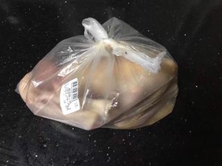 3、砂锅盐焗鸡,放入塑料袋子里扎紧口,放入冰箱冷藏一夜腌制入味。