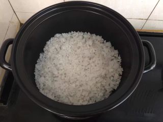 5、砂锅盐焗鸡,海盐提前炒至微黄色,取三分之一铺入黑乐砂锅底部大火烤热。