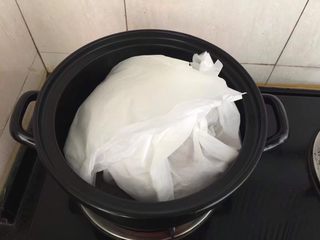 6、砂锅盐焗鸡,放入包好的鸡。