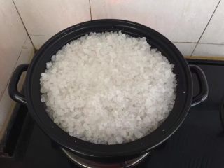 7、砂锅盐焗鸡,把剩余的海盐铺在鸡身上。