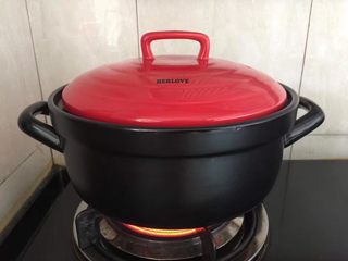 8、砂锅盐焗鸡,盖上盖子大火焗10分钟转小火焗50分钟后关火,再焖10分钟左右即可,取出后刷上一层麻油味道更好。