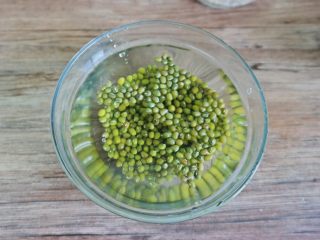 4、夏日消暑甜汤,绿豆洗净泡水30分钟