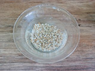 5、夏日消暑甜汤,薏米洗净泡水30分钟