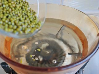 9、夏日消暑甜汤,倒入绿豆