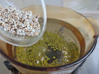 10、夏日消暑甜汤,倒入薏米