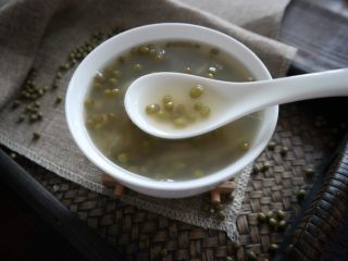 16、夏日消暑甜汤,放入碗内即可