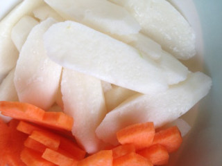 1、木耳山药,山药洗净后去皮，切片，胡萝卜切花型备好