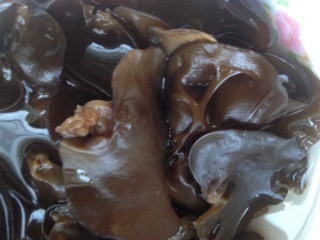 2、木耳山药,木耳提前泡发洗净，最好开水烫一下，葱蒜切好备用