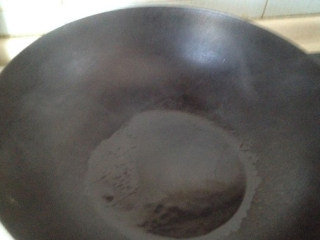 3、木耳山药,锅内加油