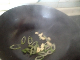 4、木耳山药,油热后加入葱蒜爆香