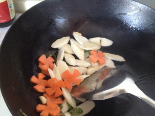 5、木耳山药,加入山药和胡萝卜爆炒