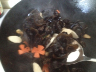 6、木耳山药,加入木耳、盐爆炒几下出锅装盘即可