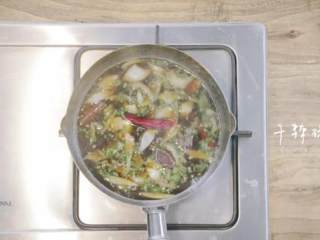3、老陕油泼面&胡辣汤,1-3香菇水、水、姜、洋葱、酱油、胡椒粉、盐、红糖、草果、八角、桂皮、香菜末、干辣椒入锅加热熬制